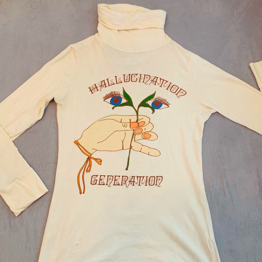 Long Sleeve Graphic Turtleneck Top in White - Picture 4 of 5